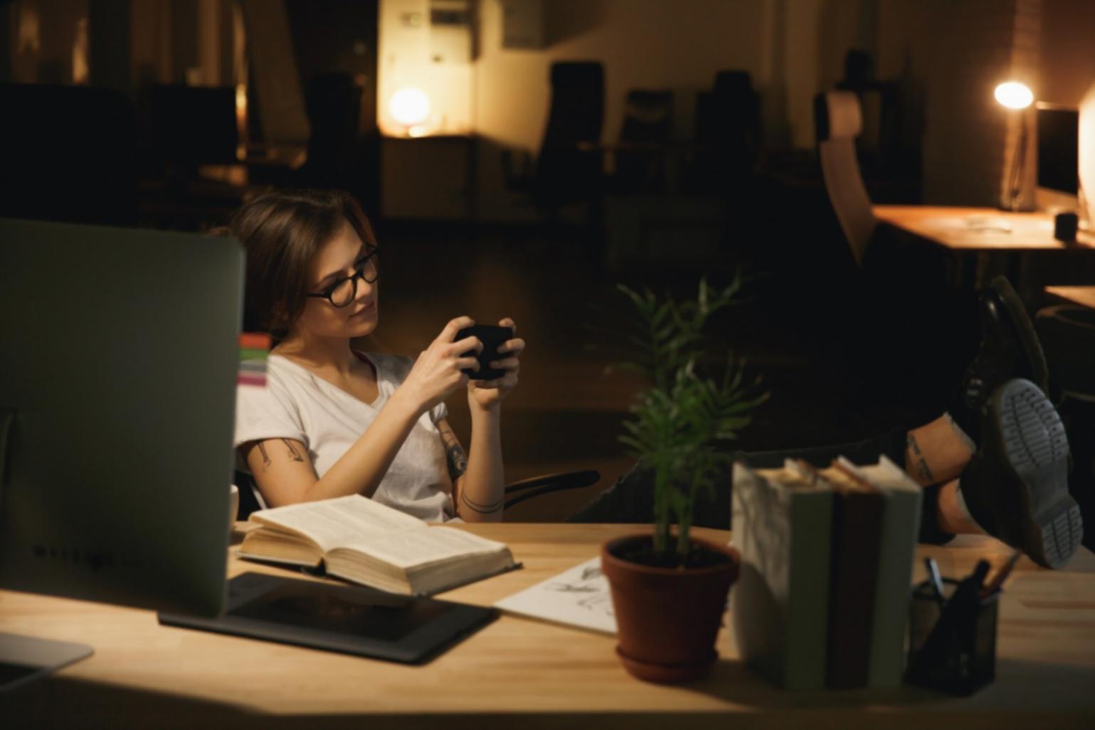 Moderne Arbeitsumgebung mit Laptops und Dokumenten